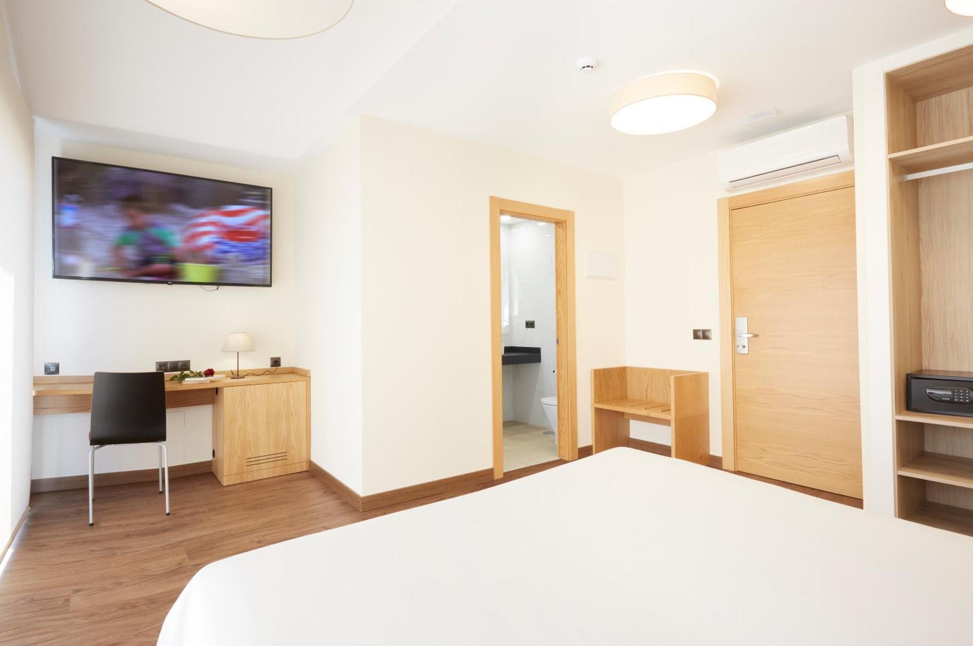 Hotel Arias Aeropuerto Santiago Del Monte Dış mekan fotoğraf