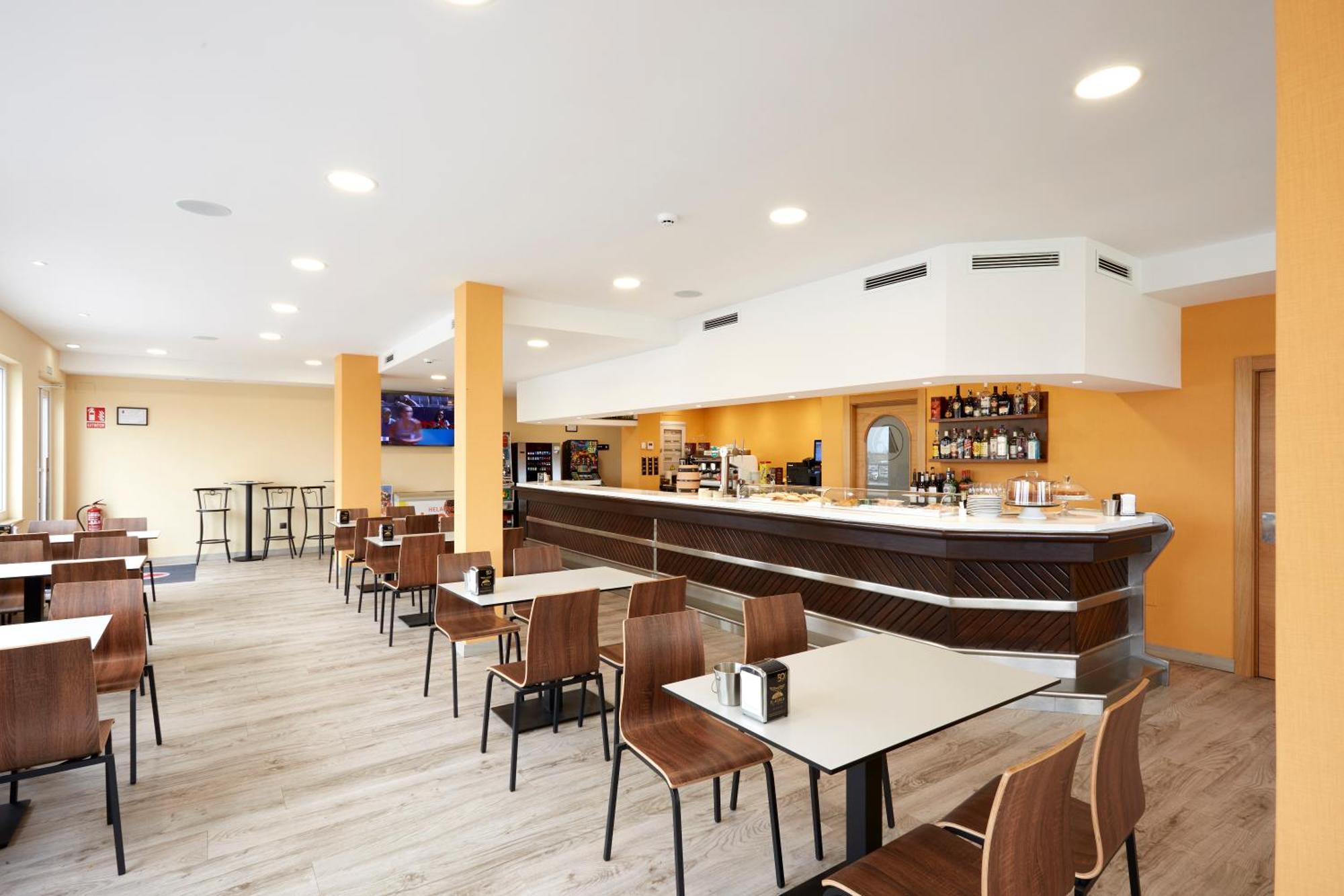 Hotel Arias Aeropuerto Santiago Del Monte Dış mekan fotoğraf
