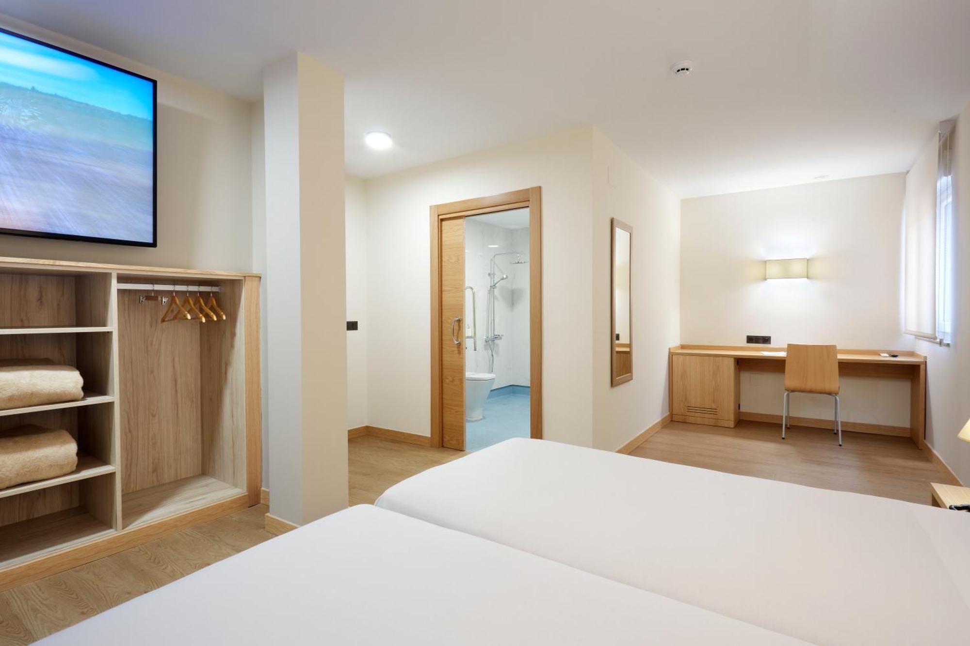 Hotel Arias Aeropuerto Santiago Del Monte Dış mekan fotoğraf