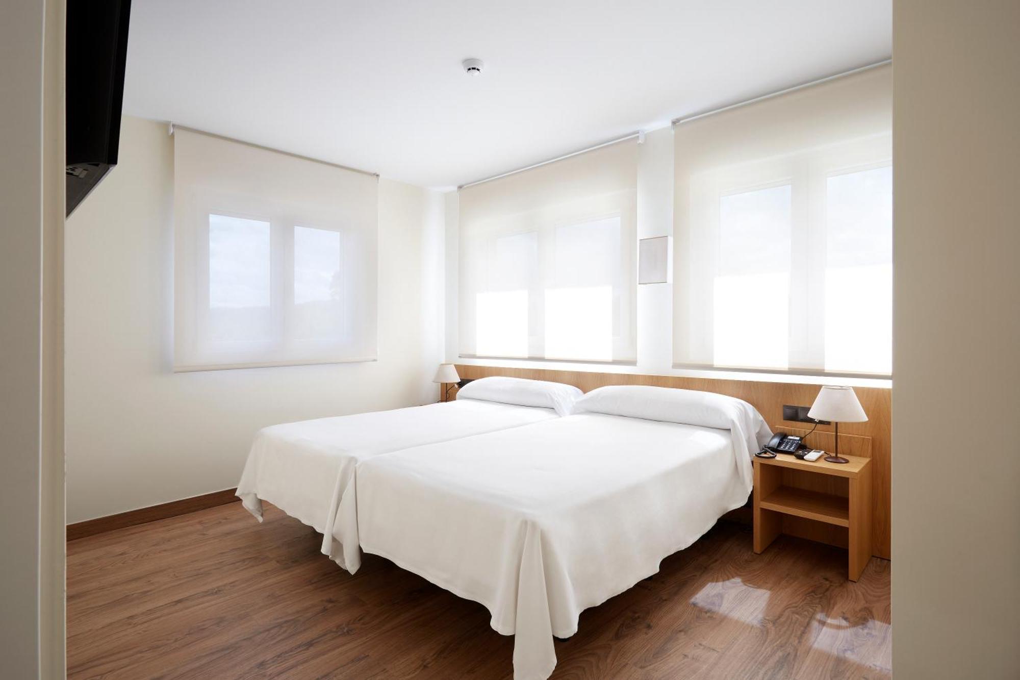 Hotel Arias Aeropuerto Santiago Del Monte Dış mekan fotoğraf